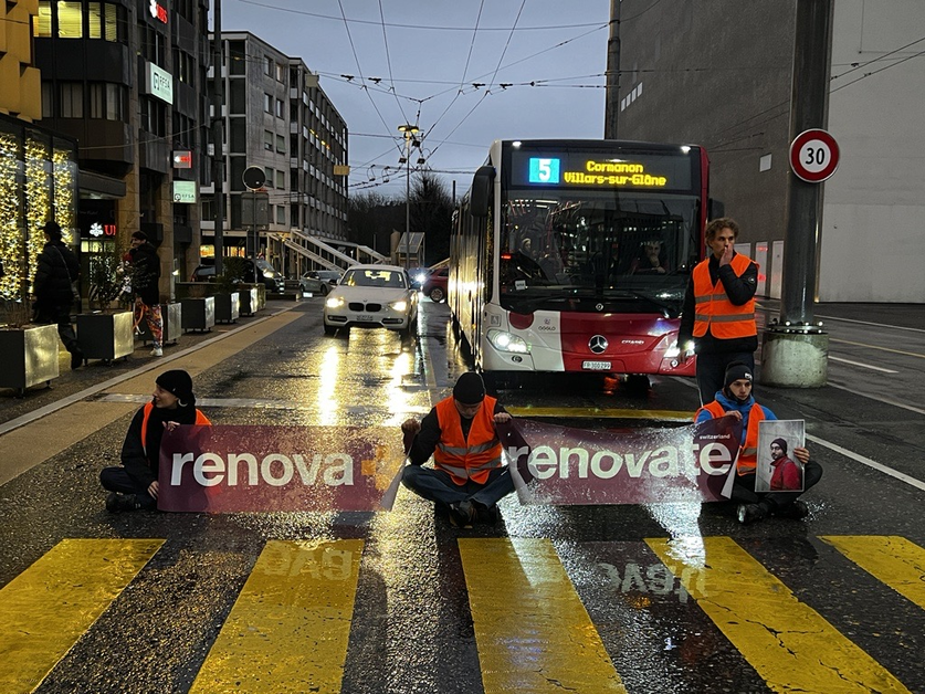 , Fribourg: le collectif Renovate bloque la circulation devant le théâtre Equilibre