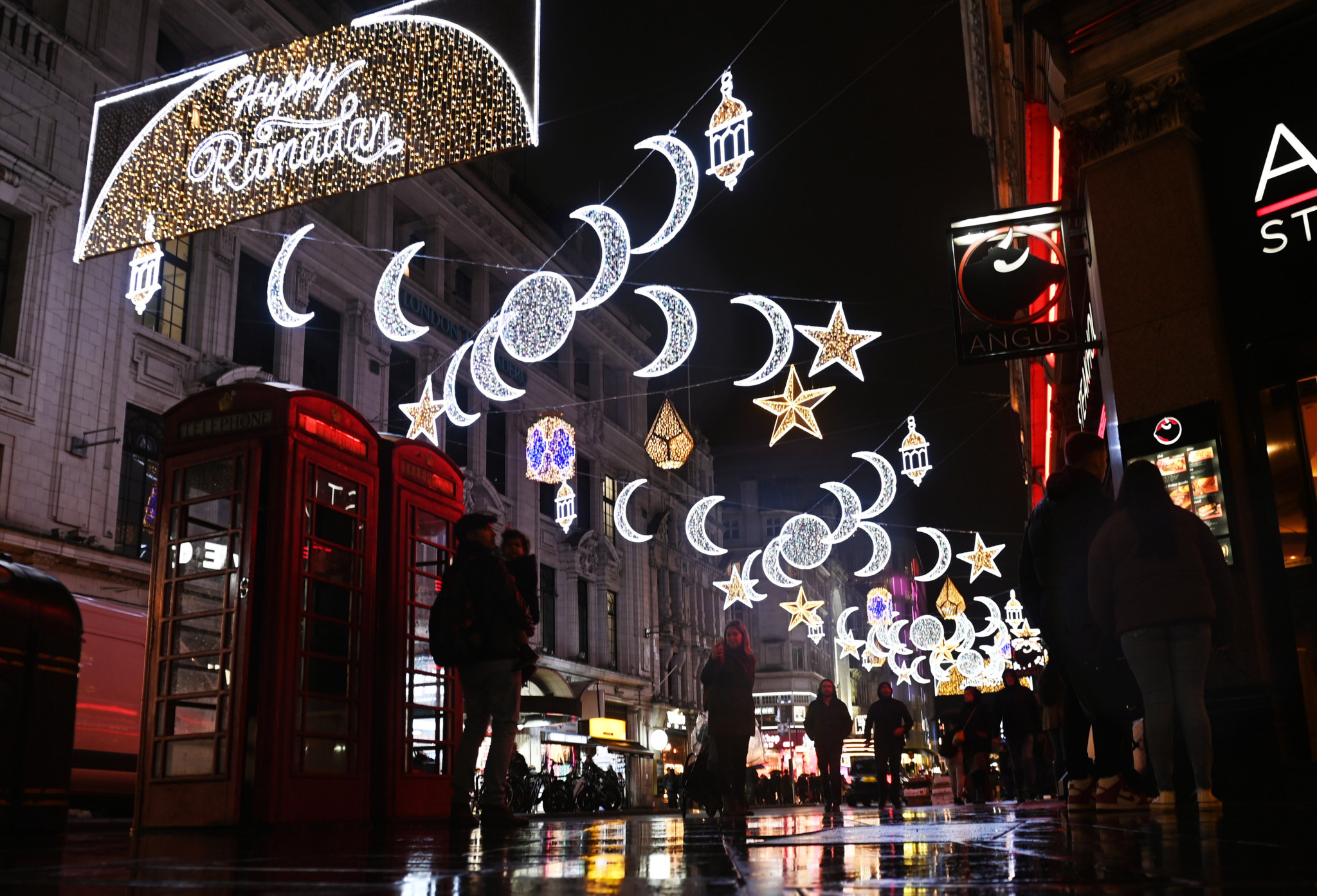 Il y a un an, des guirlandes lumineuses ont été accrochées pour la première fois dans le centre de Londres spécialement à l’occasion du ramadan.