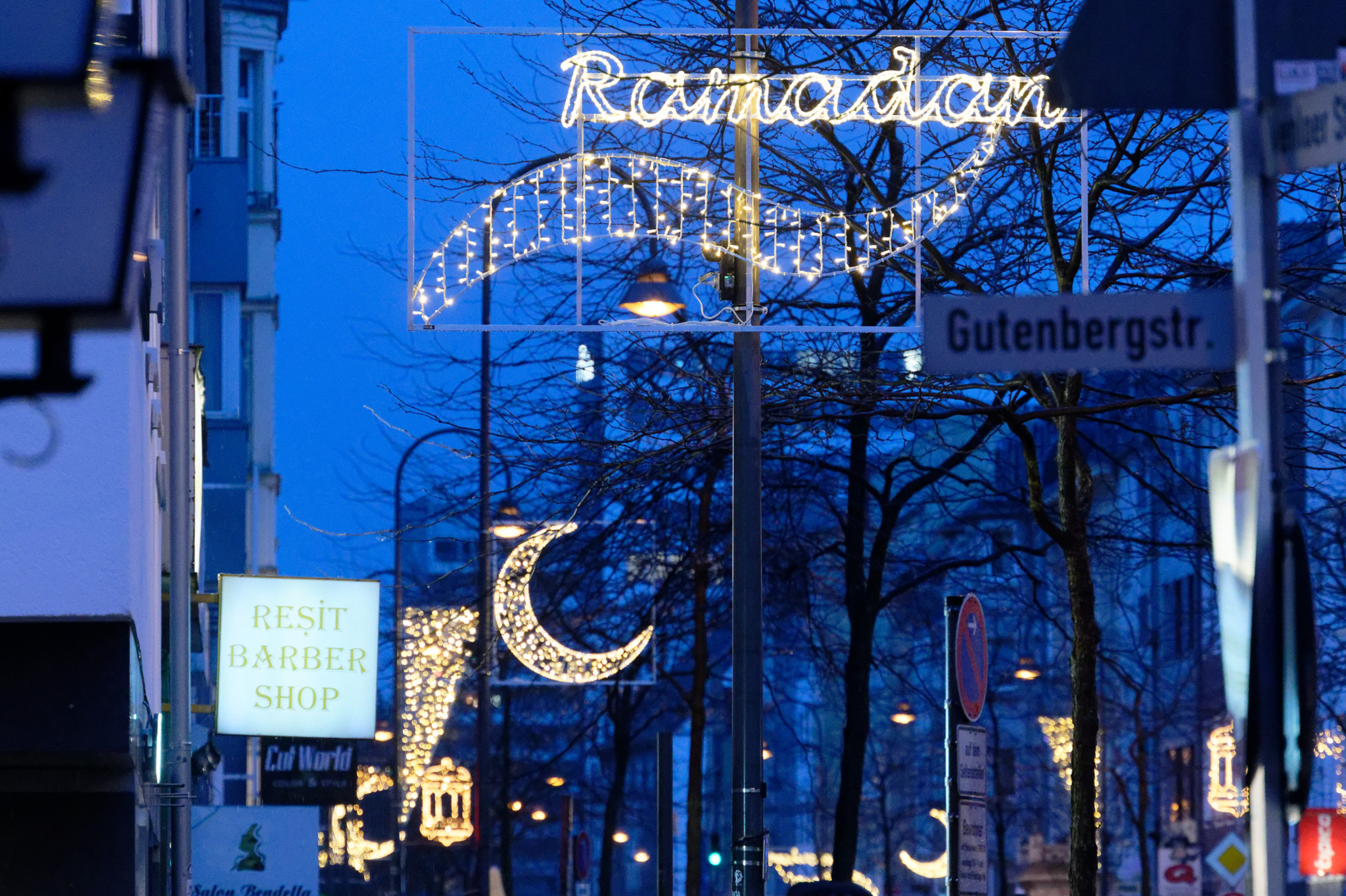 À Cologne (All), des illuminations festives ont été suspendues pour la première fois cette année à l’occasion du ramadan.
